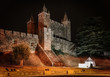 Castelo de Santa Maria da Feira durante a noite e feira medieval, Portugal
