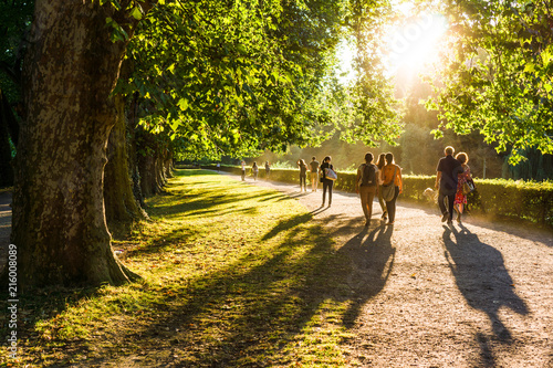 Fotografía Spaziergänger im Park in der Abendsonne (2)