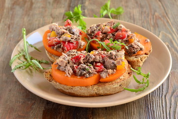 Bruschetta with tuna, tomatoes and sweet peppers