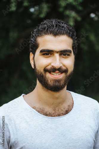 Fotografie, Obraz Portrait eines glücklich, lachenden sympathischen syrischen Mannes