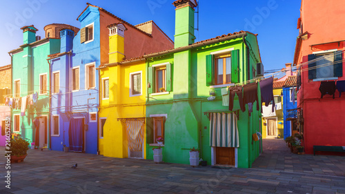 Fototapeta na szkło Ulica z kolorowymi budynkami w Burano wyspie, Wenecja, Włochy. Architektura i zabytki Burano, Wenecja pocztówka. Sceniczny kanał i kolorowa architektura w Burano wyspie blisko Wenecja, Włochy