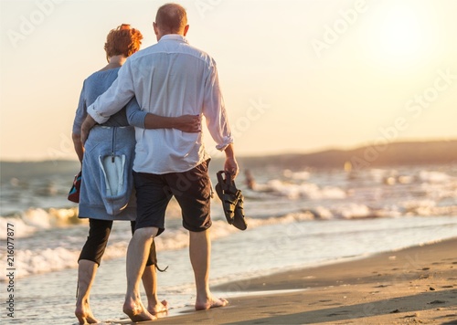 Fotomural Portrait of an elderly couple hugging