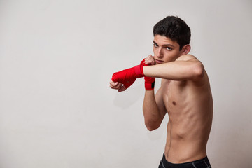 Giovane uomo si allena in palestra con guantoni da box