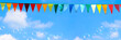 sommerlicher party hintergrund panorama, bunte wimpel seifenblasen blauer himmel