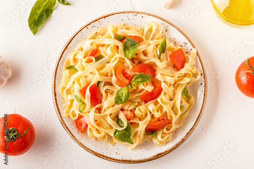 Fotografia  Pasta with tomato sauce served with basil