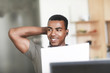 © SundGo - Junger Mann an einem Schreibtisch mit bluetooth headset und Blatt