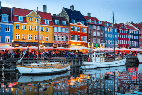 Cuadros en Lienzo Nyhavn illuminated at night, Copenhagen