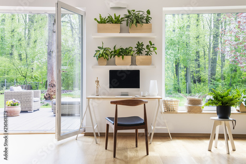 Foto Zen home office with computer in a beautiful, spacious living room interior with