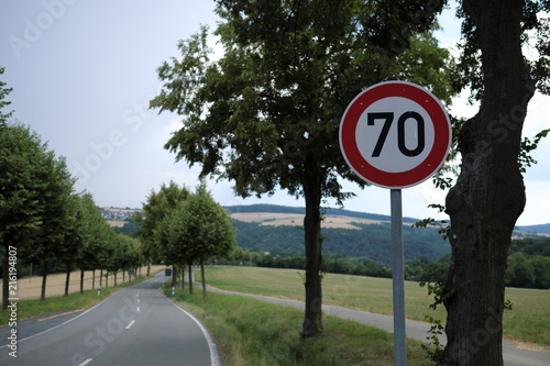Fotografía Verkehrsschild Verkehrszeichen zulässige Höchstgeschwindigkeit 70 km/h - Stockfo