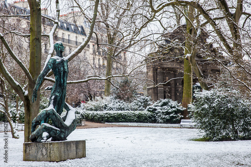 Photographie Monument to the dead students in the resistance at the Luxembourg Palace garden