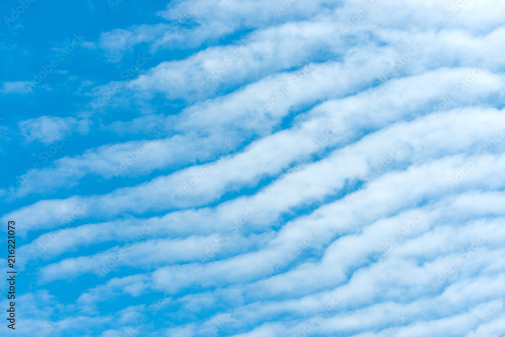 秋の青空といわし雲：巻積雲（けんせきうん） Stock Photo | Adobe Stock