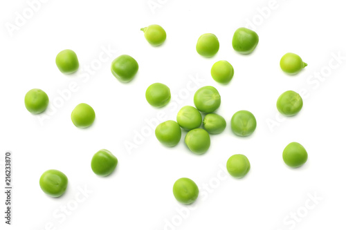 Cuadros en Lienzo fresh green peas isolated on a white background. top view