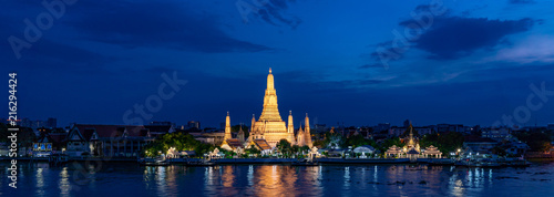 Cuadros en Lienzo Wat Arun temple at Magic Hour Time, Bangkok, Thailand