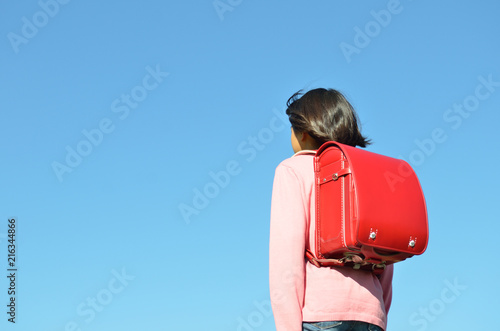 青空に立つ女の子 ランドセル 後姿 Stock Photo Adobe Stock 青空に立つ女の子 ランドセル 後姿 Stock Photo Adobe Stock