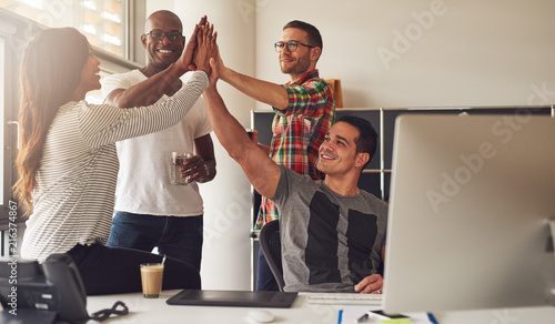Fotomural Diverse workers celebrating something in office