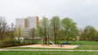 Kinderspielplatz in Parkanlage vor Hochhäusern in Ost Berlin