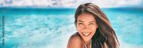 Foto Beautiful Asian woman smiling relaxing on summer beach sunbathing banner panorama
