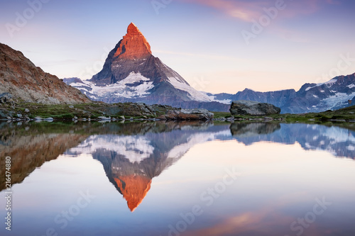 Carta da parati  Matterhorn and reflection on the water surface during sunrise