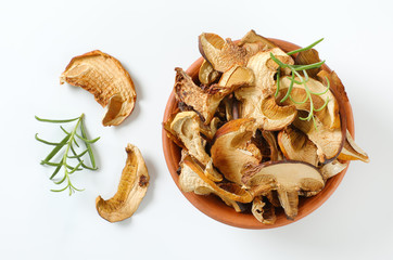 Wall Mural - bowl of dried mushrooms