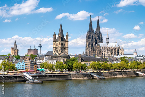 Fotografía Köln Skyline mit Kölner Dom und Rathaus im Sommer