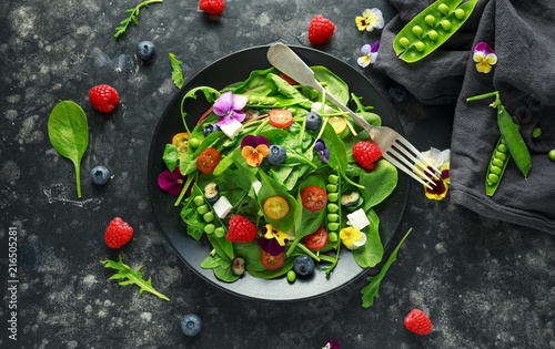 salatka-letnia-z-jadalnymi-kwiatami-szpinakiem-jagodami-malinami-groszkiem-pomidorami-cherry-i-serem-feta