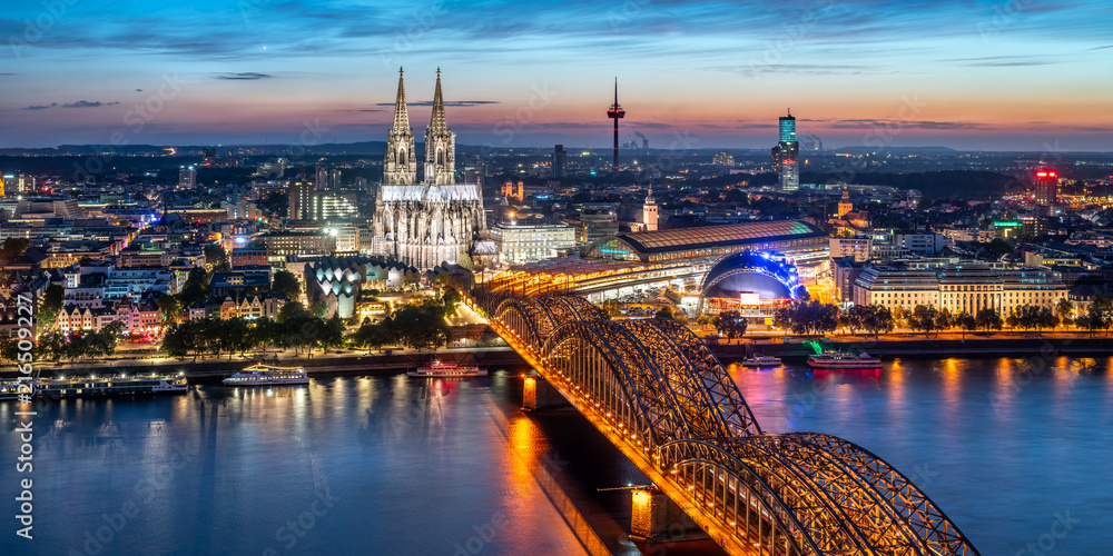 Köln Skyline Panorama bei Nacht mit Kölner Dom und Hohenzollernbrücke - obrazy, fototapety, plakaty 