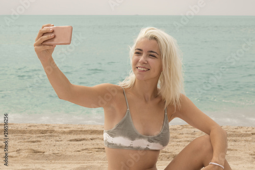 Fotomural Summer self-portraits are essential