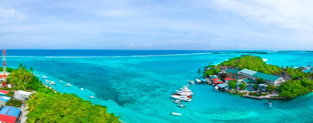 Poster - Islands and turquoise ocean from above