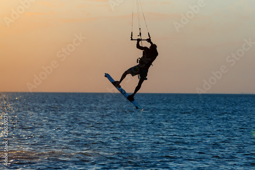 kitesurfer-robi-triki-podczas-zachodu-slonca
