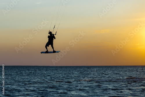 kitesurfer-podczas-zachodu-slonca