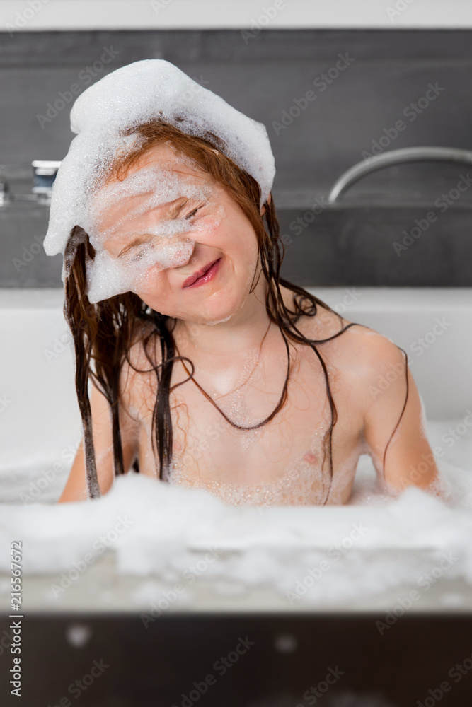 young Girl in Bath Young girl in bubble bath with soap all over her face の Stock フォト | Adobe  Stock
