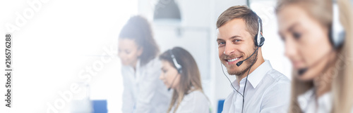 Fotografía Call center worker accompanied by his team.