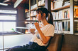 © Wataru Kitamura - コーヒーを飲む女性