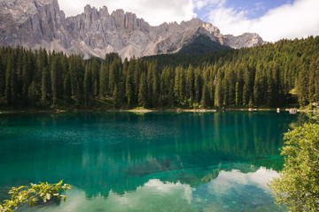 Lago di Carezza con l'acqua cristallina in Val d'Ega, Trentino Alto-Adige, Italia