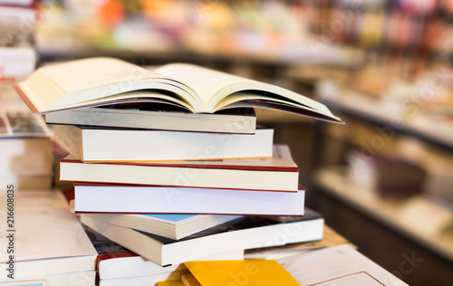 stack of books lying on table in bookstore Tableau sur Toile