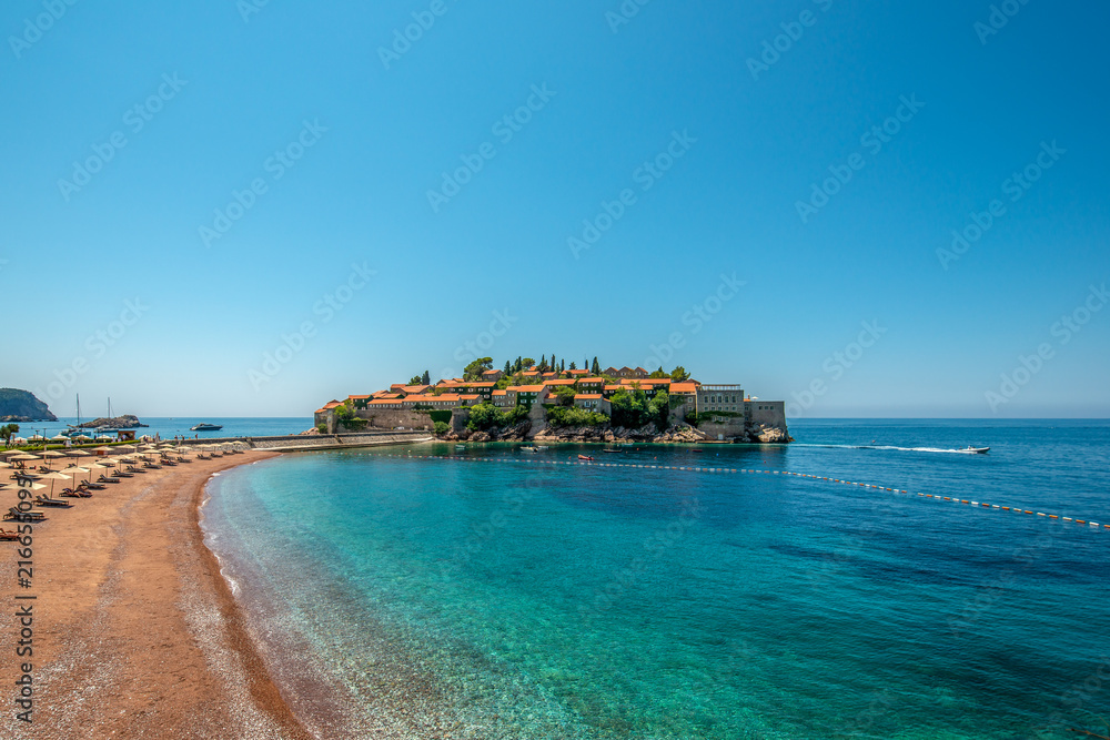 St. Stephan wyspa na Morzu Adriatyckim w Montenegro. Panoramiczny widok na plażę - obrazy, fototapety, plakaty 