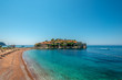 St. Stephan wyspa na Morzu Adriatyckim w Montenegro. Panoramiczny widok na plażę