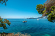 Piękna zatoka morska w lecie. Jacht na tle wyspy St Stefan Morze Adriatyckie, Czarnogóra.