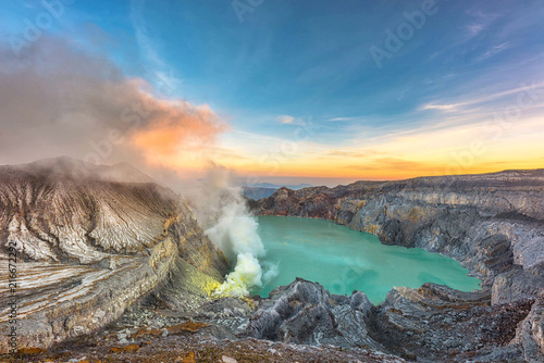Fotografía Beautiful morning light view on crater Kawah Ijen at Bondowoso, Indonesia