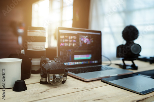 Fotografía The accessories gear for Youtuber creative and Vlogger editor in house office the laptop Lens Camera and Drone And for editing video upload to internet
