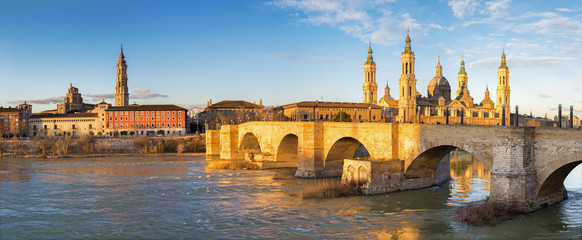 Wall Mural - Zaragoza - The panorama with the bridge Puente de Piedra and Basilica del Pilar in the morning light.