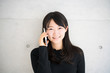 © blanche - 電話で話す女性