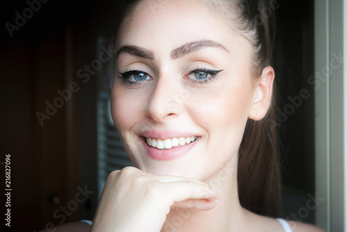 Fotografía Beautiful young natural italian brunette