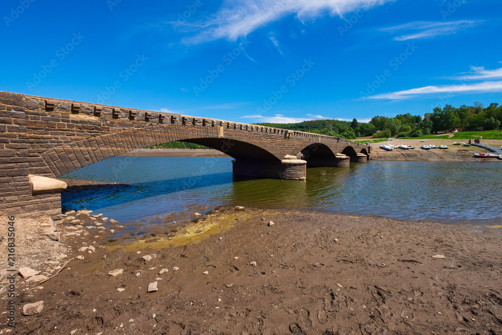 Die Wieder Aufgetauchte Asel Br cke In Ederstausee Bei Niedrigwasser die-wieder-aufgetauchte-asel-br-cke-in-ederstausee-bei-niedrigwasser
