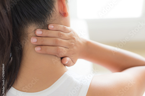 Fotomural Closeup woman neck and shoulder pain and injury