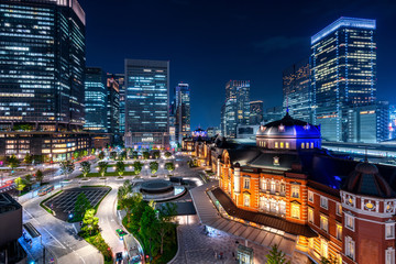 Fototapete - Tokyo railway station and business district building at night, Japan.
