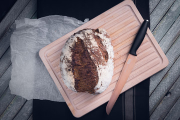 Handgemachtes Biertreberbrot auf Holzbrett