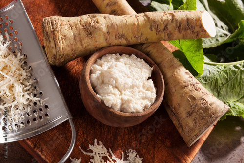Fotomural Raw horseradish roots and grated horseradish.