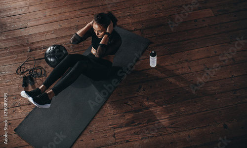 Εκτύπωση καμβά Female doing abdomen workout at the gym