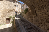 Fototapeta Na drzwi - Steep alley with medieval houses in Gordes. Provence, France